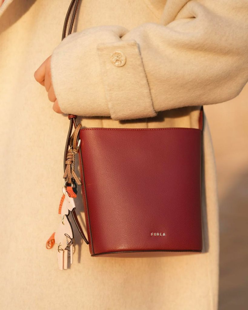 Quando l'Eleganza Italiana Incontra la Tradizione Cinese: La Collezione Furla per l'Anno del Cavallo 2 Quando l'Eleganza Italiana Incontra la Tradizione Cinese: La Collezione Furla per l'Anno del Cavallo