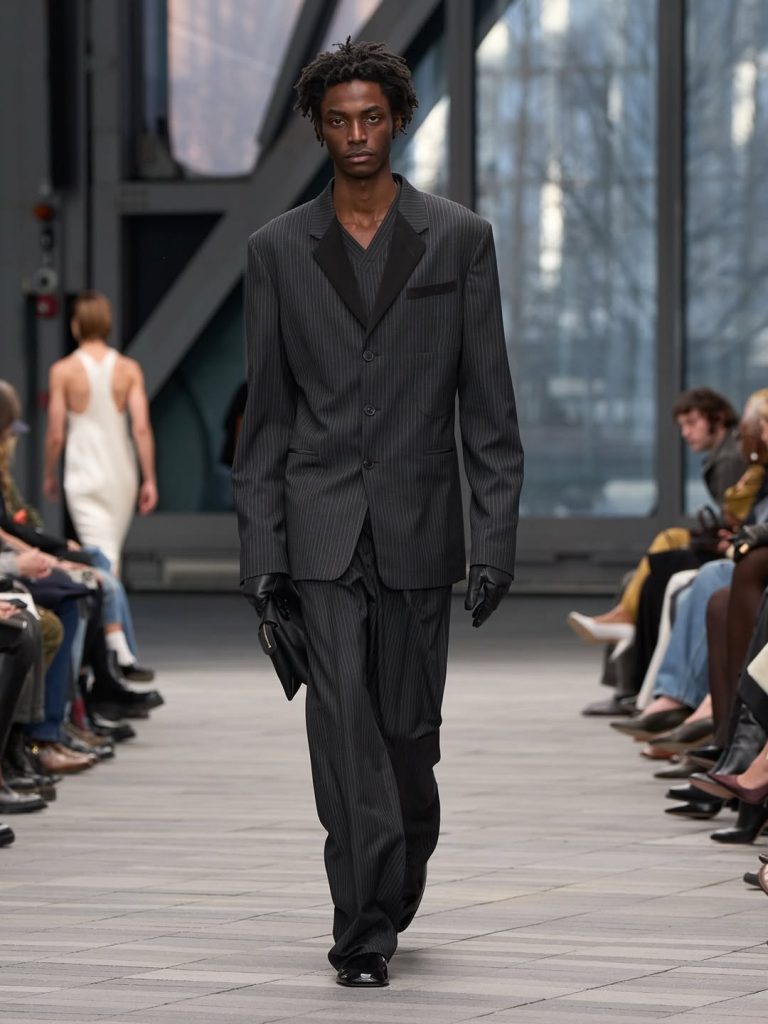 Vestirsi Come Dichiarazione di Potere: La Collezione Calvin Klein Fall 2026 di Veronica Leoni