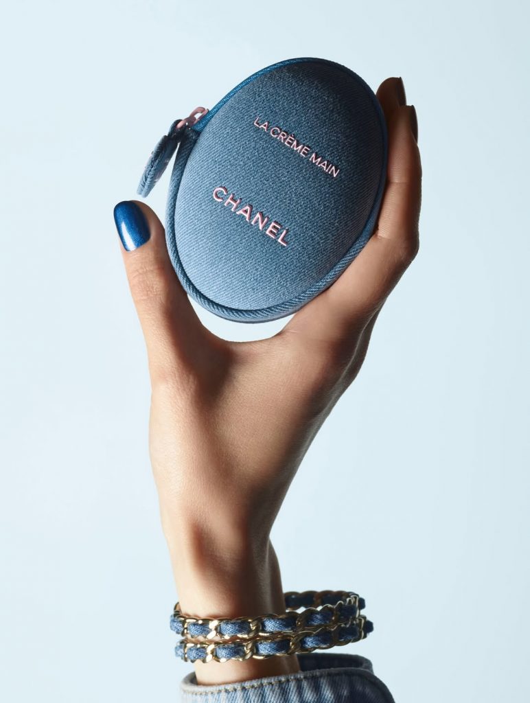 Chanel lancia la nuova collezione make-up denim: il blu è il nuovo must