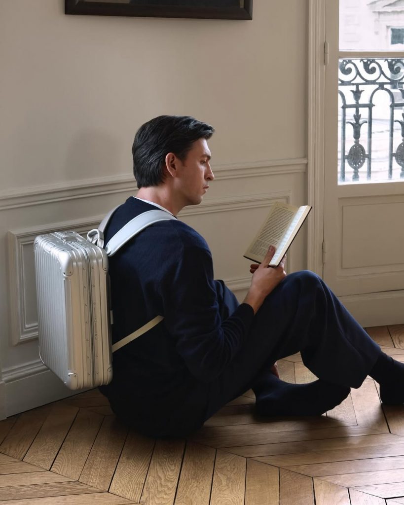 Quando Stile e Funzionalità Si Incontrano: Il Nuovo Zaino RIMOWA che Conquista Hollywood 3 Quando Stile e Funzionalità Si Incontrano: Il Nuovo Zaino RIMOWA che Conquista Hollywood