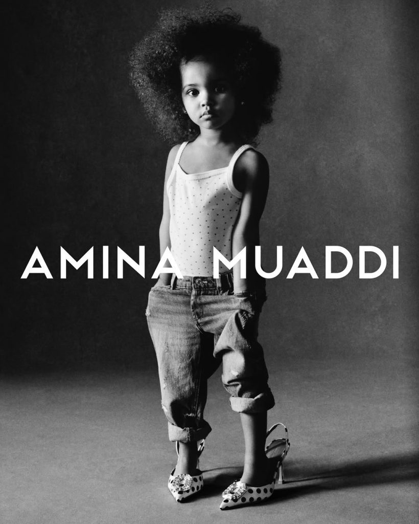 Amina Muaddi Conquista Ancora: La Nuova Campagna Primavera Estate 2026 È Pura Poesia Visiva