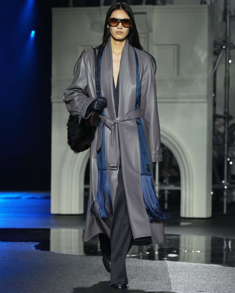 Burberry Fall/Winter 2026: la notte di Londra si accende sotto la visione di Daniel Lee 1 Burberry Fall/Winter 2026: la notte di Londra si accende sotto la visione di Daniel Lee