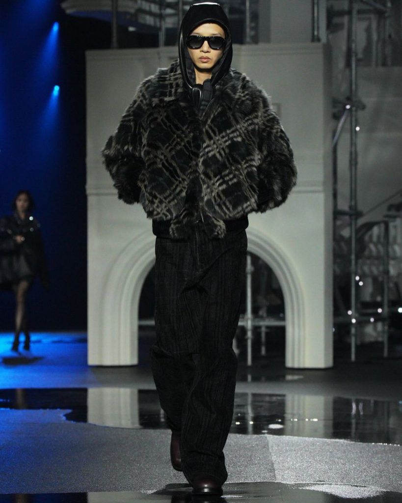 Burberry Fall/Winter 2026: la notte di Londra si accende sotto la visione di Daniel Lee 4 Burberry Fall/Winter 2026: la notte di Londra si accende sotto la visione di Daniel Lee