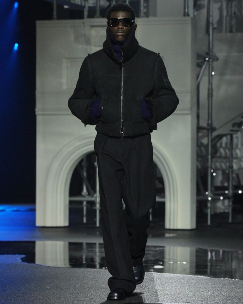 Burberry Fall/Winter 2026: la notte di Londra si accende sotto la visione di Daniel Lee 3 Burberry Fall/Winter 2026: la notte di Londra si accende sotto la visione di Daniel Lee