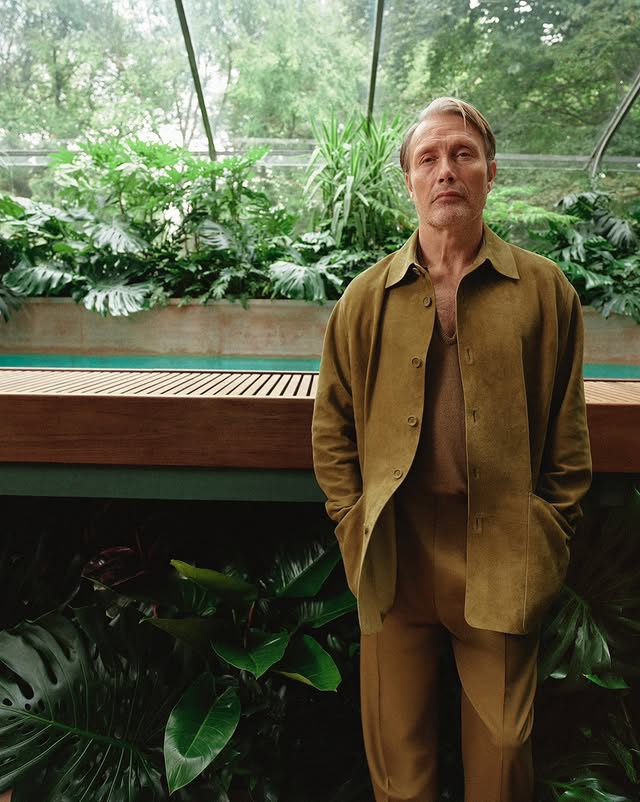 Zegna sceglie Mads Mikkelsen per la Spring 2026 “The Winter Garden" campagna 1 Zegna sceglie Mads Mikkelsen per la Spring 2026 “The Winter Garden" campagna