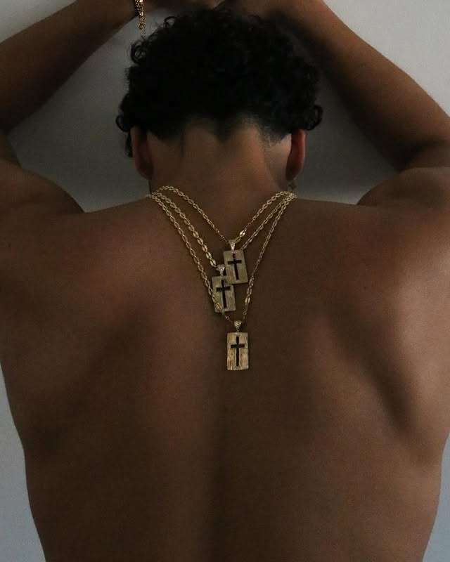 Vi presentiamo Bernie Martínez Ocasio, il fratello di Bad Bunny che debutta da modello