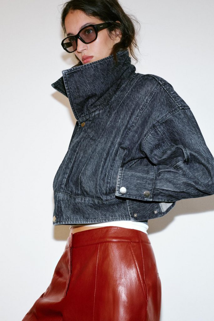 Il giubbotto corto in denim di Zara entra nella nostra wish list 1 Il giubbotto corto in denim di Zara entra nella nostra wish list
