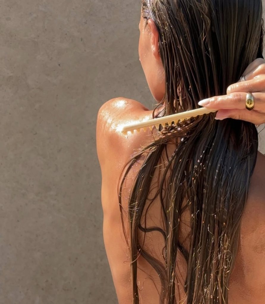 Capelli più sani e luminosi: tre abitudini naturali che fanno davvero la differenza 1 Capelli più sani e luminosi: tre abitudini naturali che fanno davvero la differenza