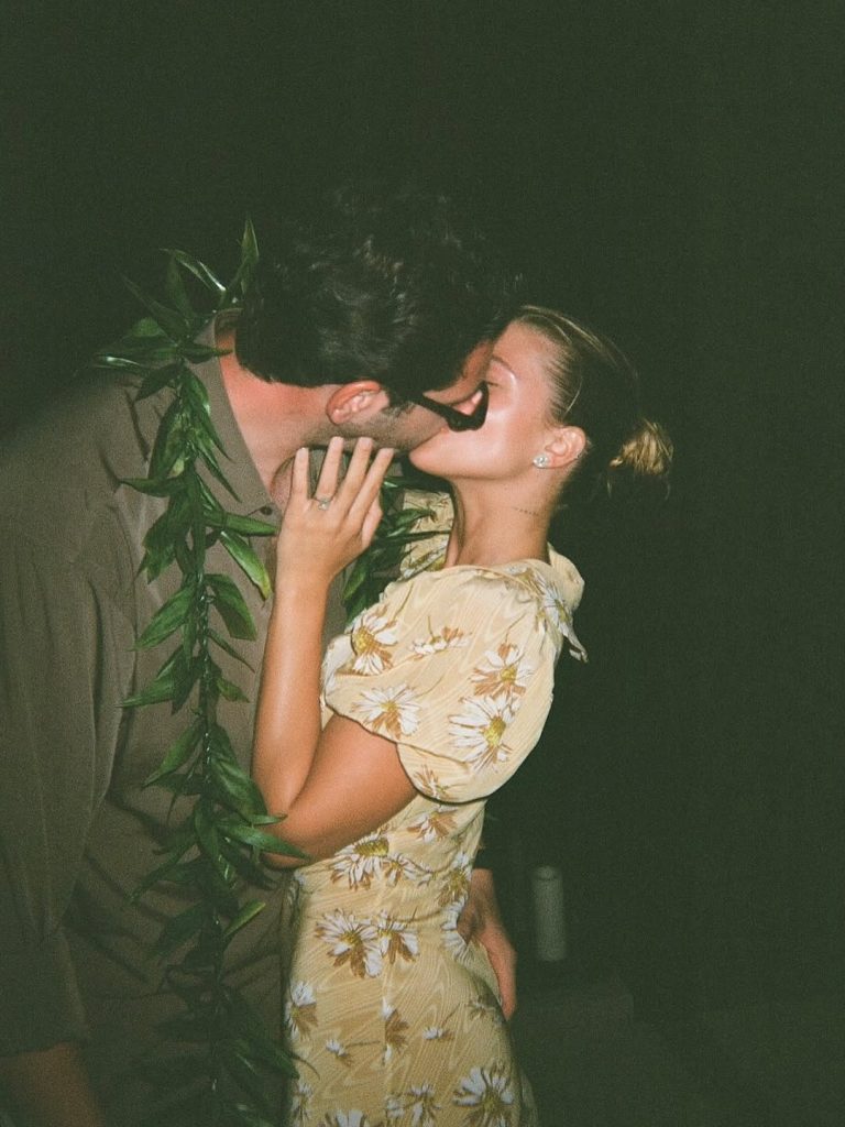 Una Dolce Aggiunta alla Famiglia: Sofia Richie Grainge e Elliot Accolgono il Piccolo Henry