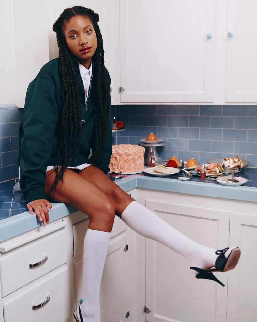 Willow Smith conquista con sleek cornrows e frosted lips