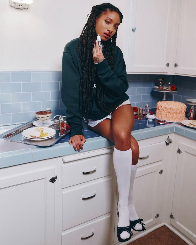 Willow Smith conquista con sleek cornrows e frosted lips
