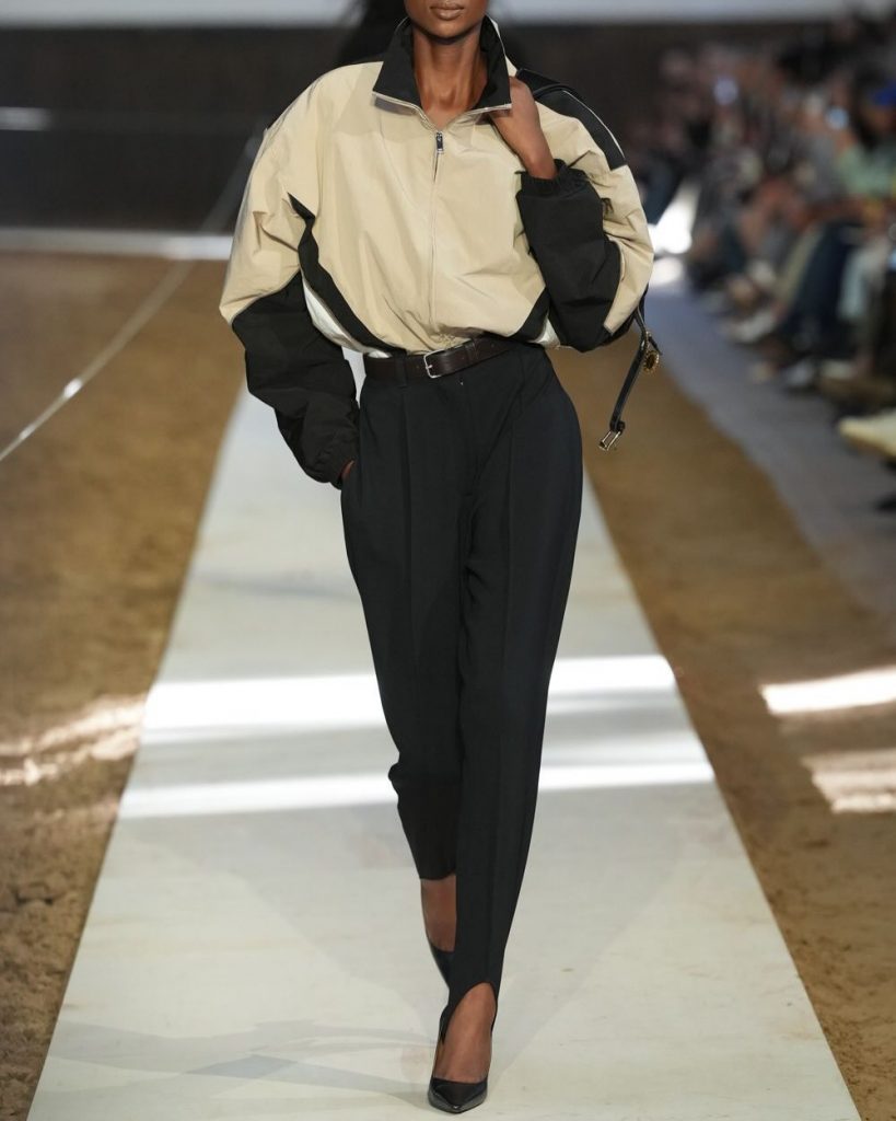 Stella McCartney lascia che siano i cavalli a parlare - e a Parigi firma un manifesto silenzioso