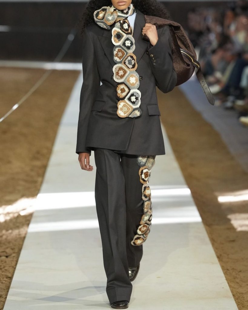 Stella McCartney lascia che siano i cavalli a parlare - e a Parigi firma un manifesto silenzioso