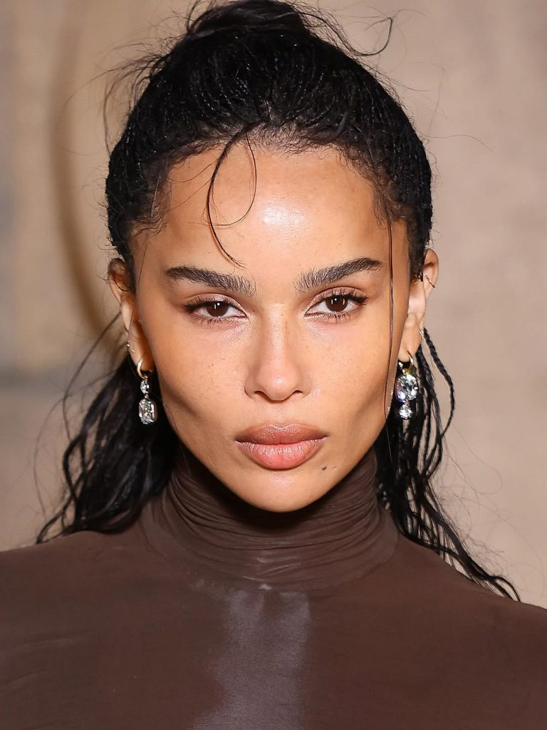 Power tailoring: Zoë Kravitz incanta alla sfilata Saint Laurent