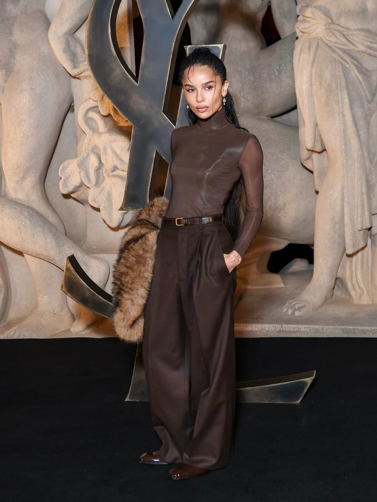 Power tailoring: Zoë Kravitz incanta alla sfilata Saint Laurent