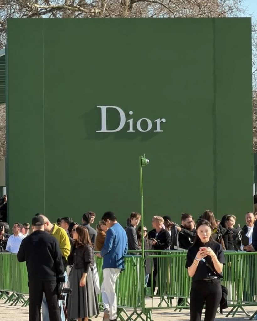 Dior trasforma Parigi in un giardino di vetro: lo show firmato Jonathan Anderson