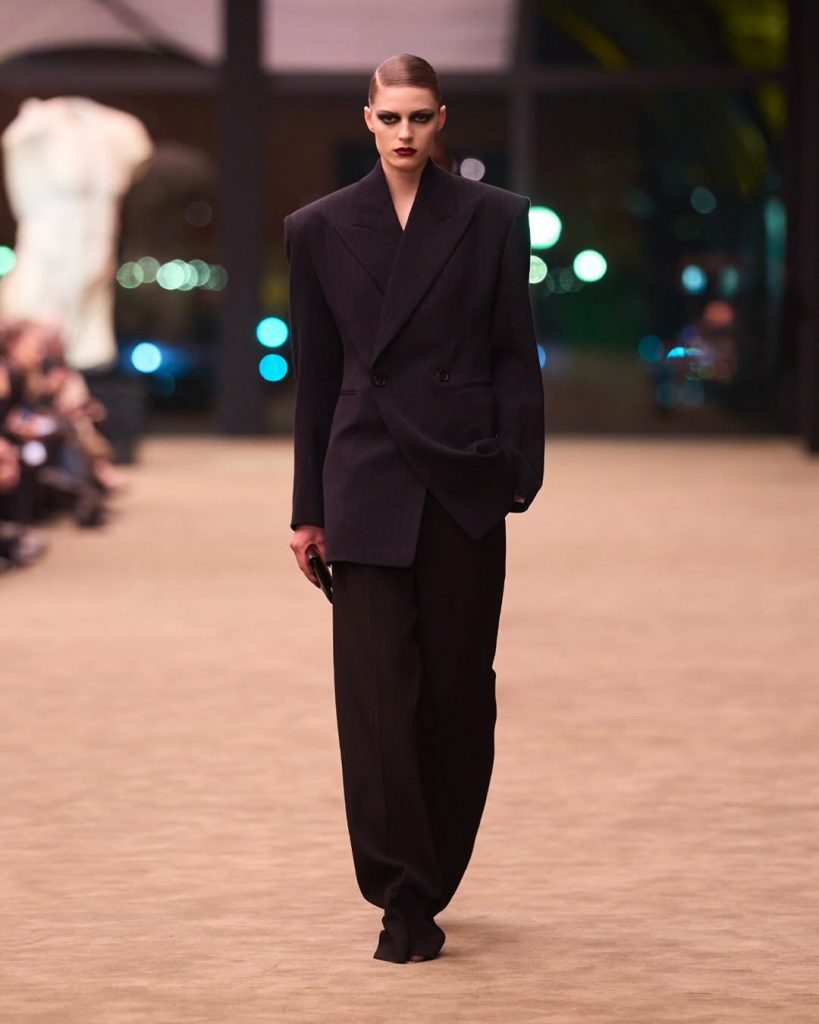 Anthony Vaccarello e l’eleganza affilata di Saint Laurent Winter 2026
