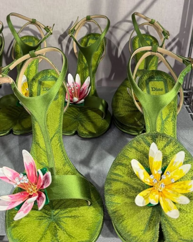Dior trasforma Parigi in un giardino di vetro: lo show firmato Jonathan Anderson