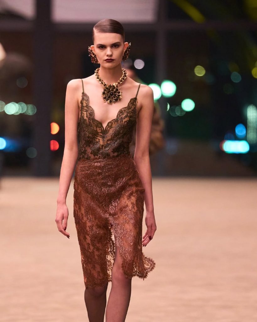 Anthony Vaccarello e l’eleganza affilata di Saint Laurent Winter 2026