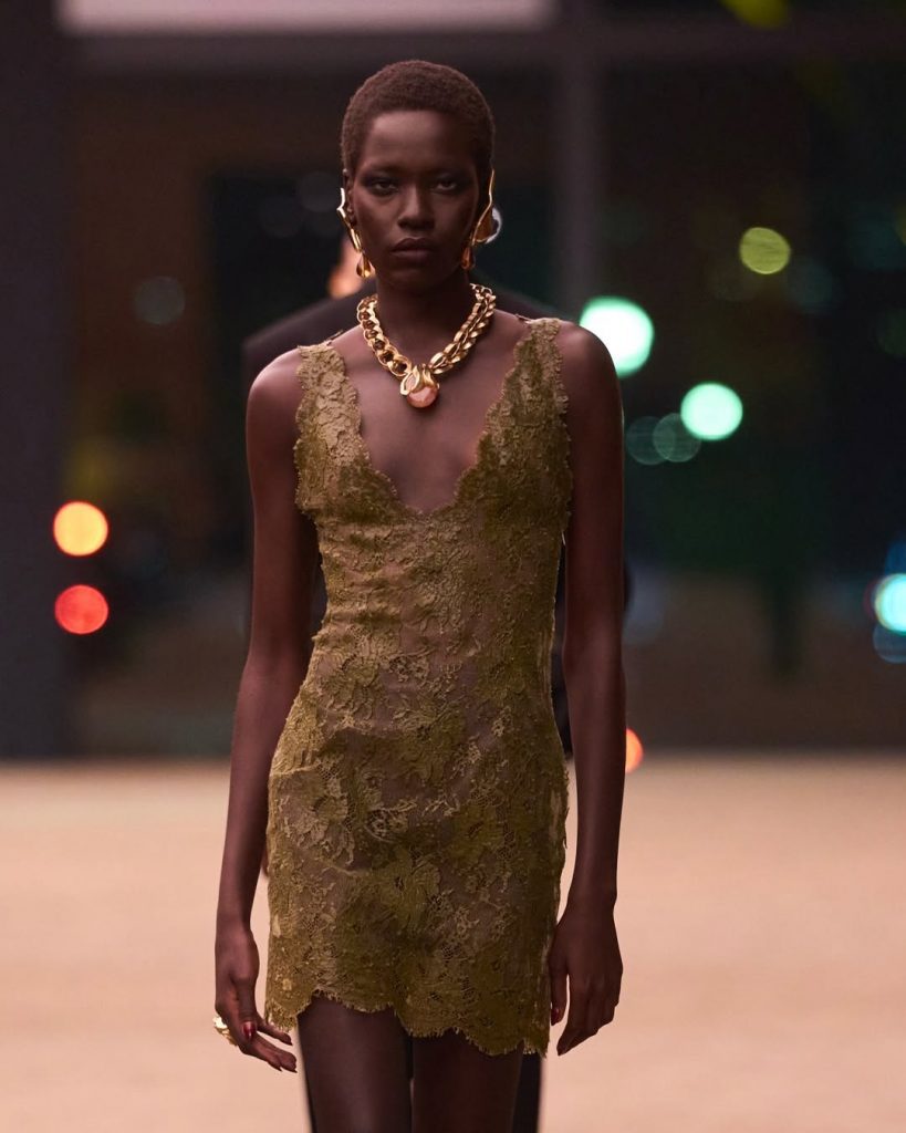 Anthony Vaccarello e l’eleganza affilata di Saint Laurent Winter 2026