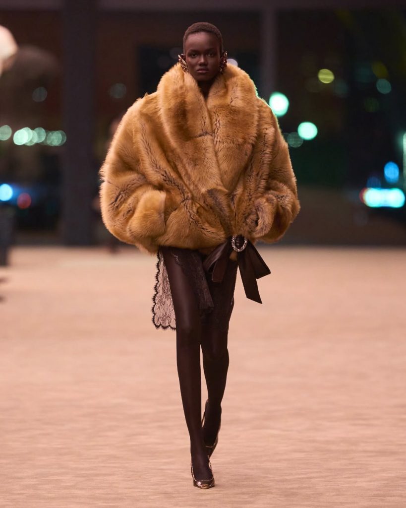 Anthony Vaccarello e l’eleganza affilata di Saint Laurent Winter 2026