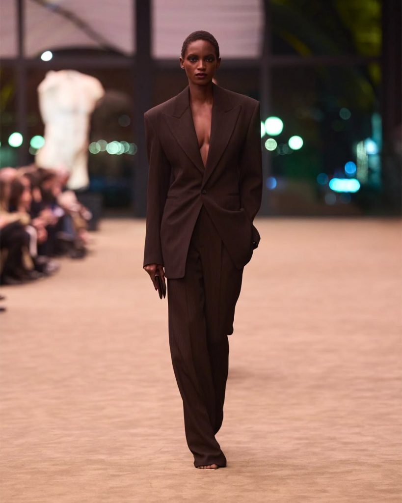 Anthony Vaccarello e l’eleganza affilata di Saint Laurent Winter 2026