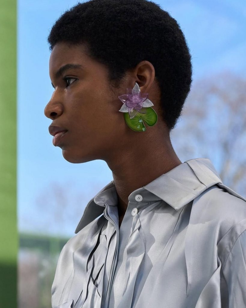Jonathan Anderson Firma il Suo Debutto Dior con un Accessorio da Sogno