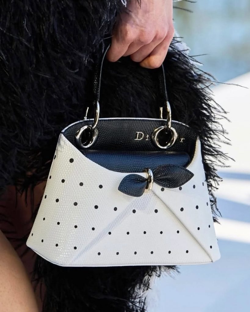 Jonathan Anderson Firma il Suo Debutto Dior con un Accessorio da Sogno