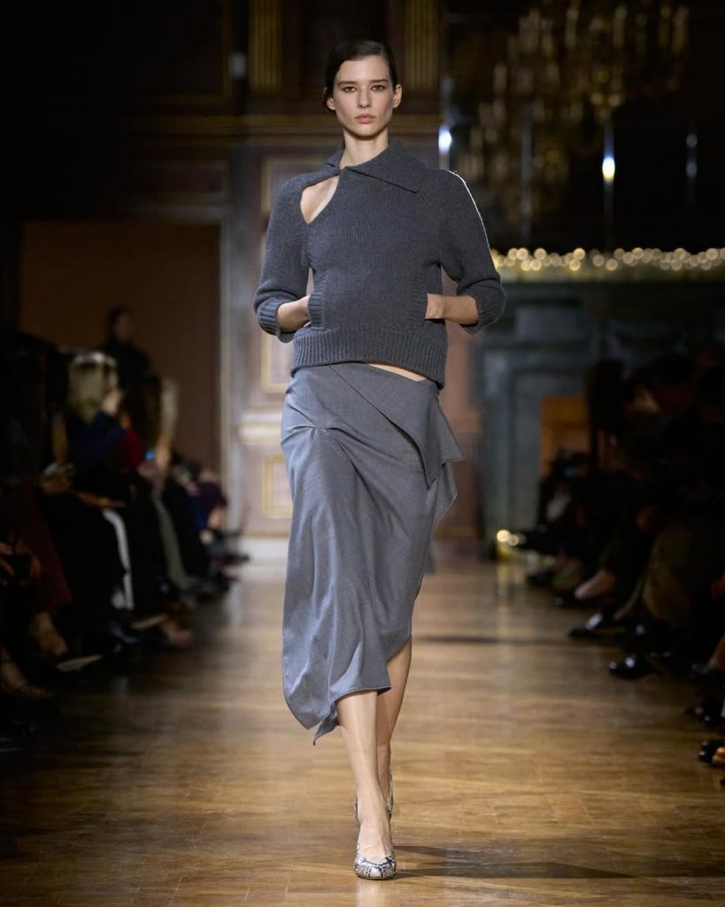 Victoria Beckham incanta la Paris Fashion Week con una sfilata impeccabile 3 Victoria Beckham incanta la Paris Fashion Week con una sfilata impeccabile