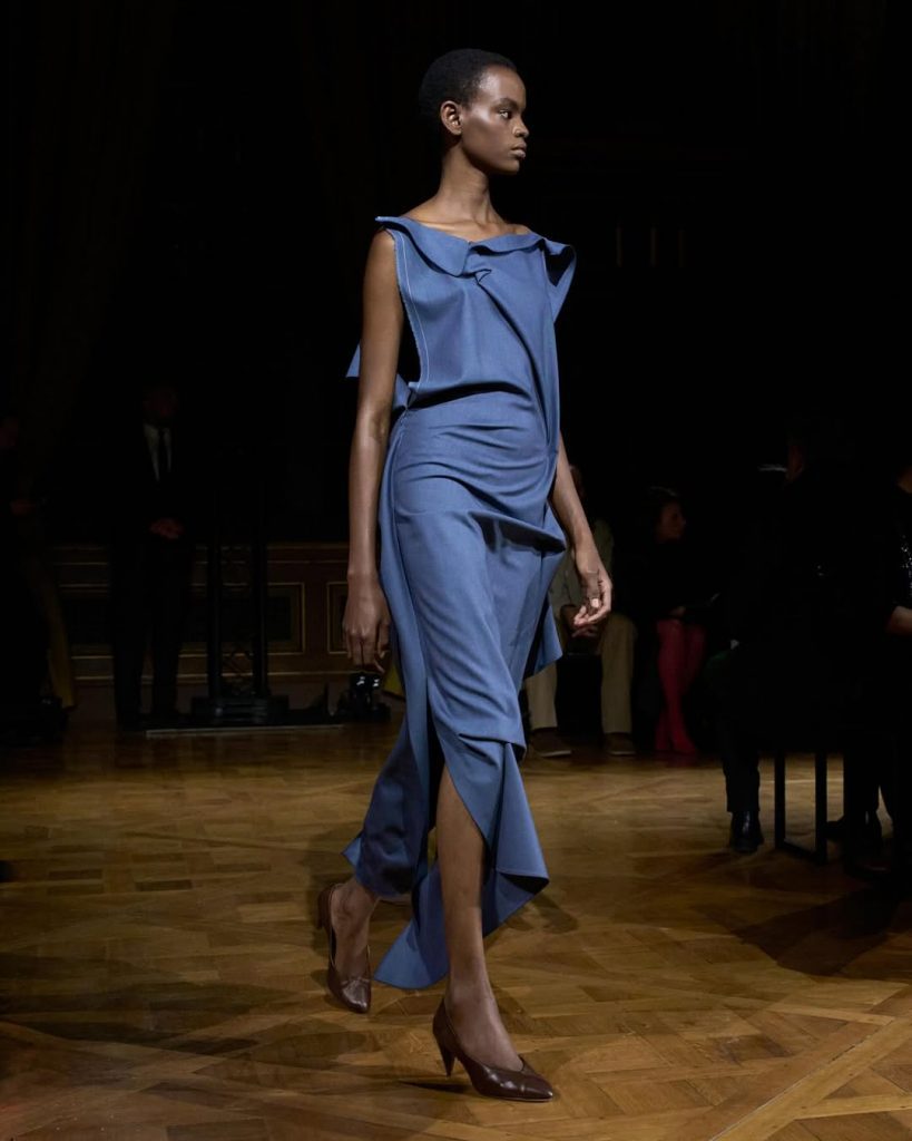 Victoria Beckham incanta la Paris Fashion Week con una sfilata impeccabile 2 Victoria Beckham incanta la Paris Fashion Week con una sfilata impeccabile