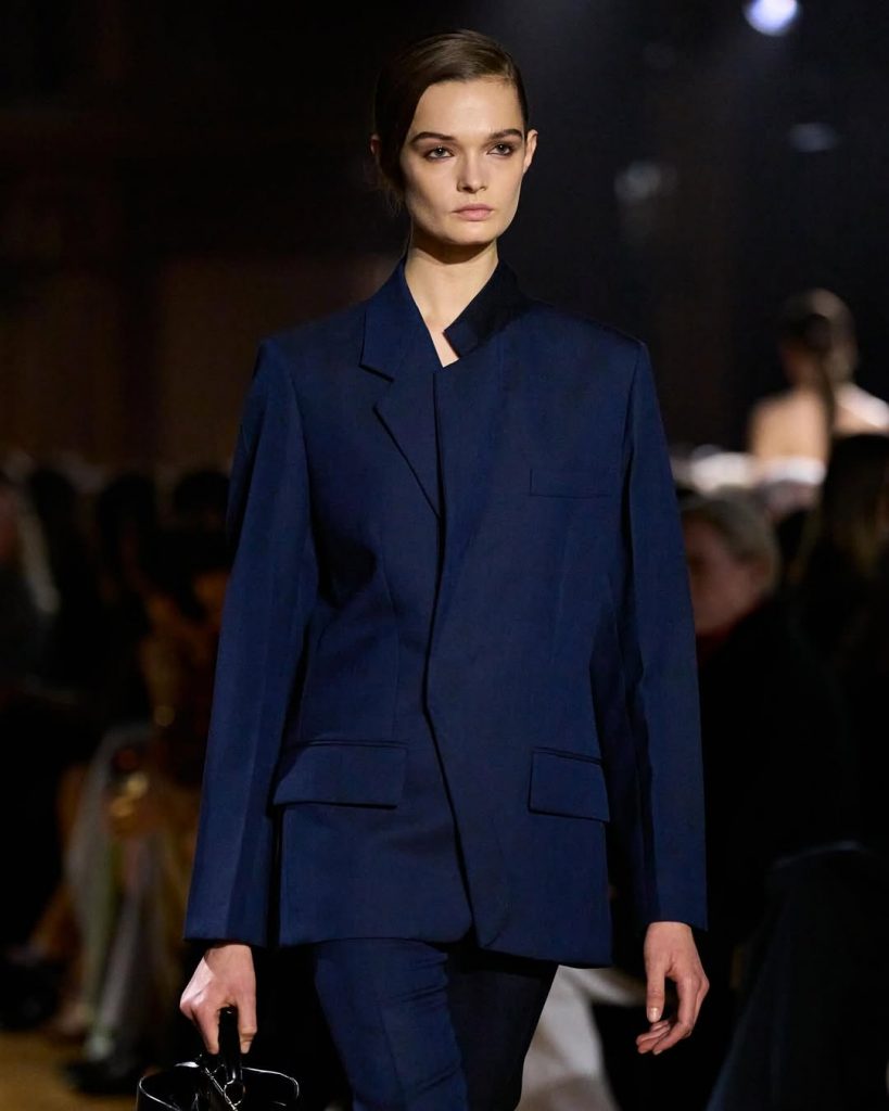 Victoria Beckham incanta la Paris Fashion Week con una sfilata impeccabile 1 Victoria Beckham incanta la Paris Fashion Week con una sfilata impeccabile