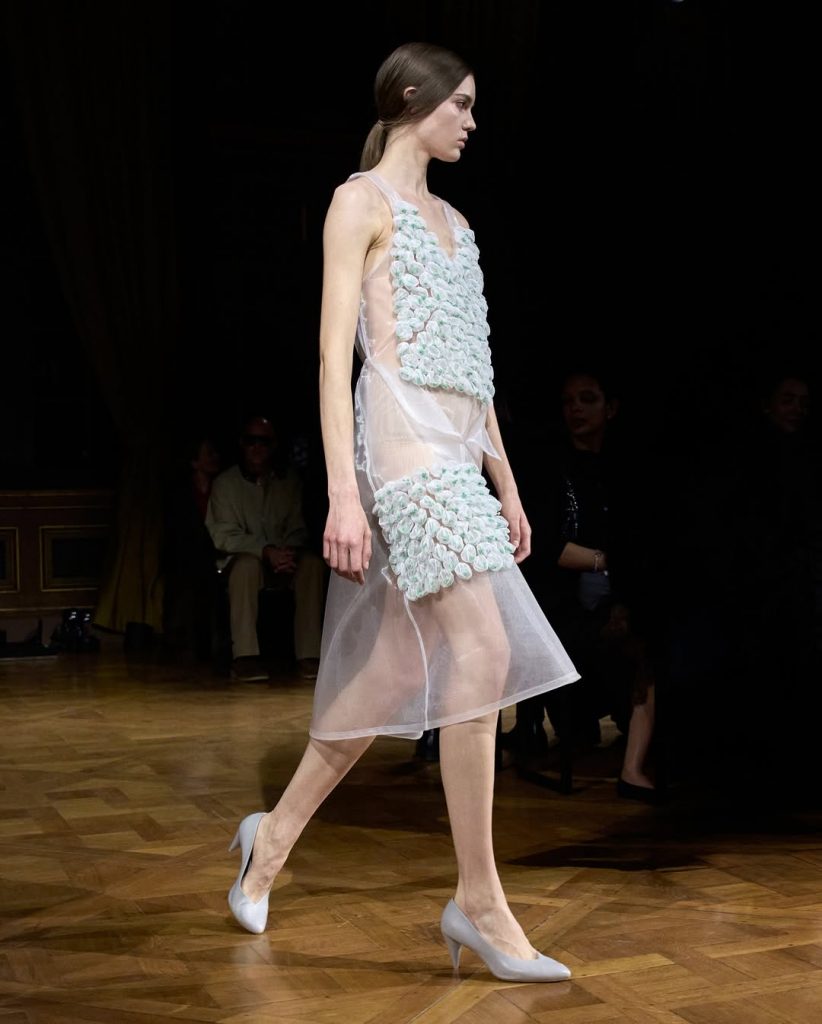 Victoria Beckham incanta la Paris Fashion Week con una sfilata impeccabile 4 Victoria Beckham incanta la Paris Fashion Week con una sfilata impeccabile