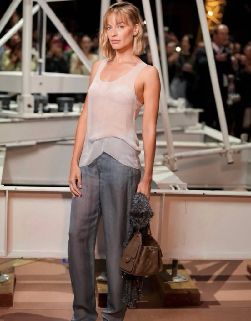 Margot Robbie debutta con un nuovo taglio di capelli alla sfilata di Chanel a Paris