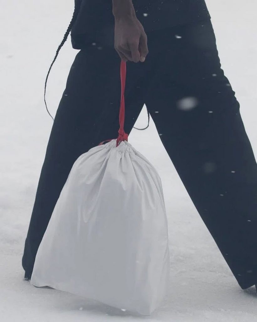 La “trash bag” di Balenciaga è di nuovo protagonista nel mondo della moda