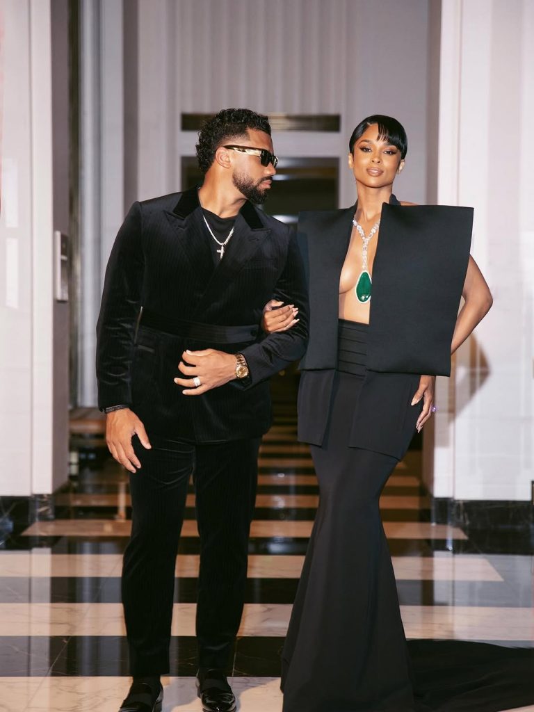 Power couple sul red carpet: Ciara e Russell Wilson conquistano con eleganza senza tempo