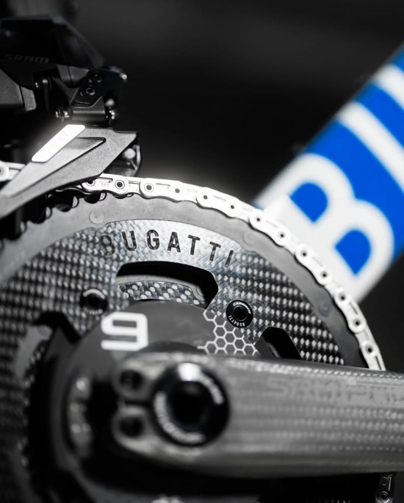La Bugatti su Due Ruote: Quando l'Eccellenza Automobilistica Incontra il Ciclismo