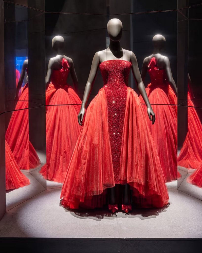 Quando la Moda Diventa Arte: Schiaparelli Conquista Londra