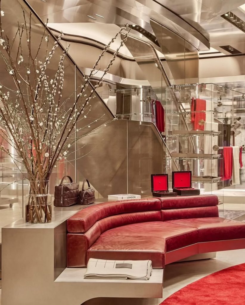 Ferrari Conquista Londra: Il Cavallino Rampante Galoppa su Old Bond Street