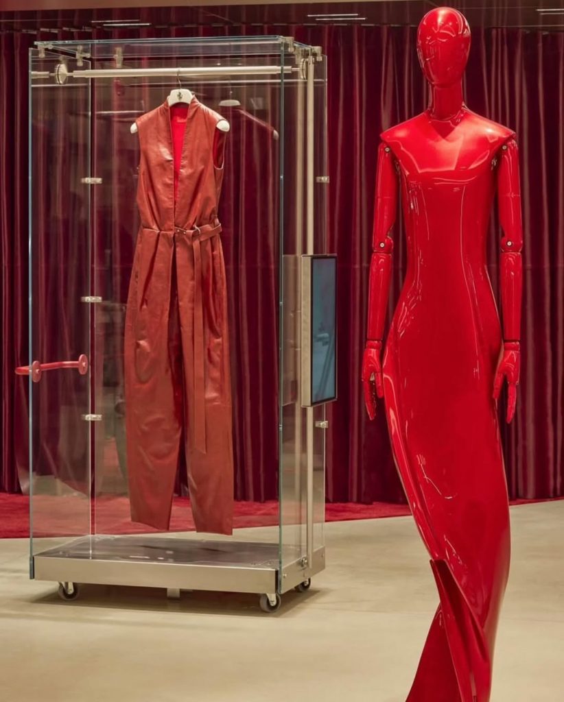 Ferrari Conquista Londra: Il Cavallino Rampante Galoppa su Old Bond Street