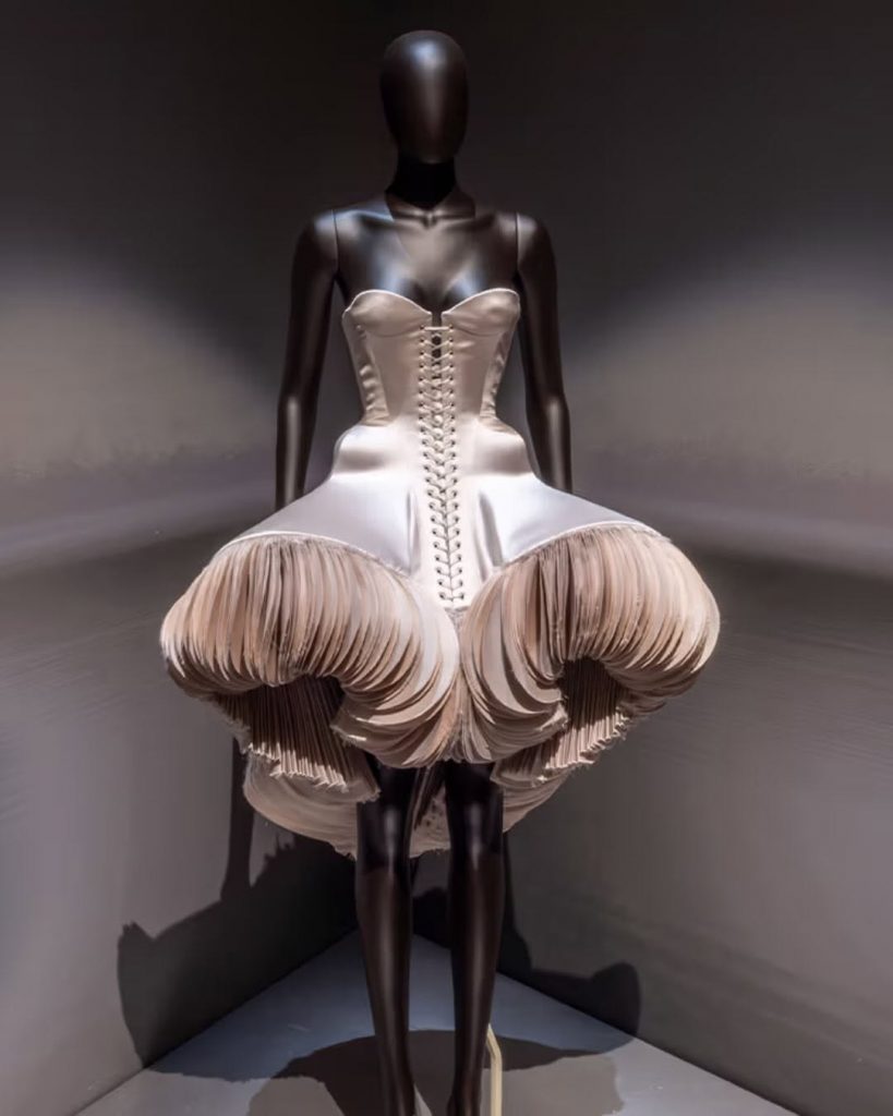 Quando la Moda Diventa Arte: Schiaparelli Conquista Londra