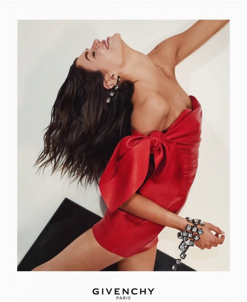 Kaia Gerber protagonista della nuova era Givenchy: quando la moda diventa arte pura 2 Kaia Gerber protagonista della nuova era Givenchy: quando la moda diventa arte pura