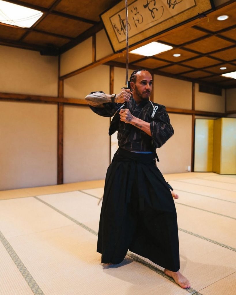 Nel Dojo del Maestro: Quando Lewis Hamilton Incontra l'Arte del Samurai 3 Nel Dojo del Maestro: Quando Lewis Hamilton Incontra l'Arte del Samurai