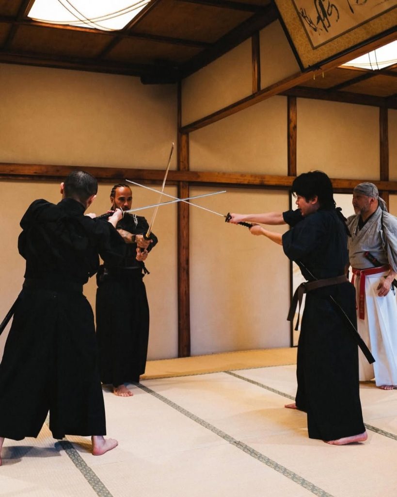 Nel Dojo del Maestro: Quando Lewis Hamilton Incontra l'Arte del Samurai 1 Nel Dojo del Maestro: Quando Lewis Hamilton Incontra l'Arte del Samurai