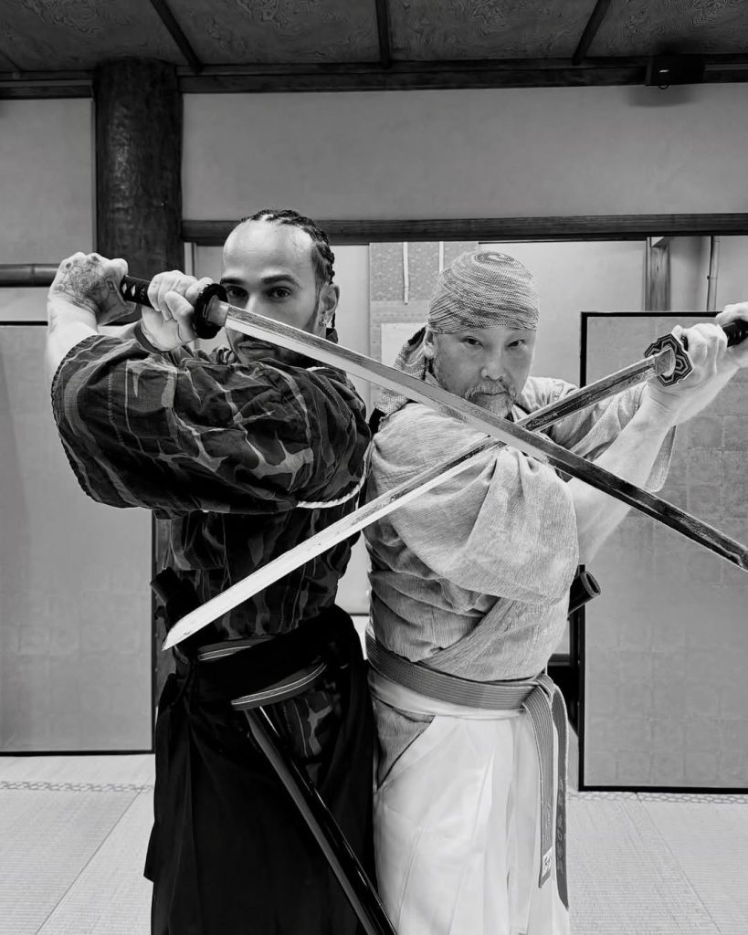 Nel Dojo del Maestro: Quando Lewis Hamilton Incontra l'Arte del Samurai 2 Nel Dojo del Maestro: Quando Lewis Hamilton Incontra l'Arte del Samurai