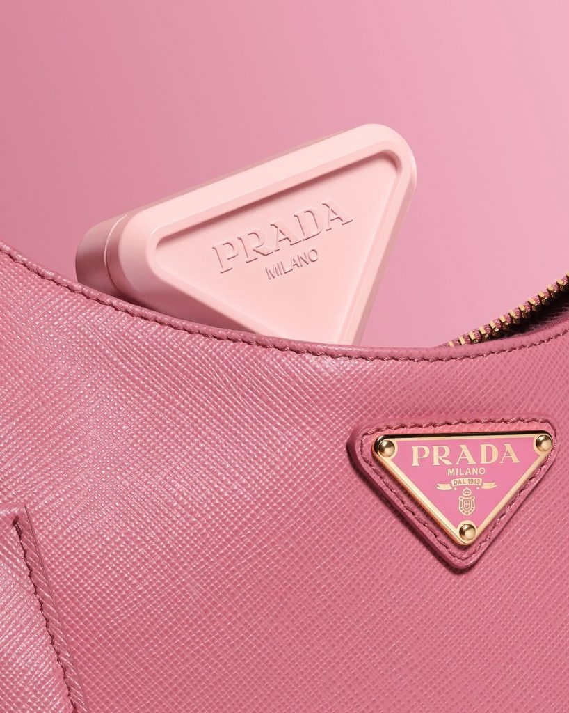 Prada Svela la Sua Nuova Collezione di Blush Touch: L'Arte del Colore Incontra l'Eleganza 1 Prada Svela la Sua Nuova Collezione di Blush Touch: L'Arte del Colore Incontra l'Eleganza
