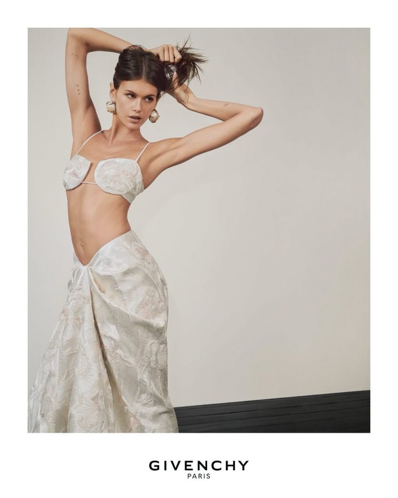Kaia Gerber protagonista della nuova era Givenchy: quando la moda diventa arte pura 1 Kaia Gerber protagonista della nuova era Givenchy: quando la moda diventa arte pura