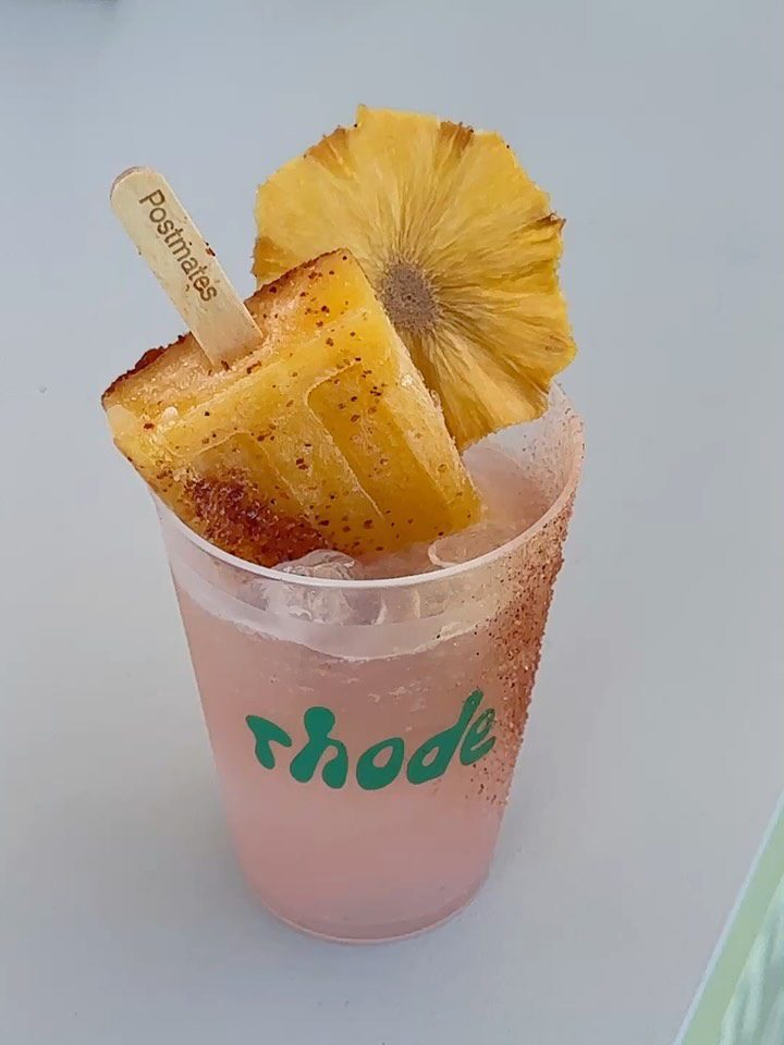 Rhode Porta il Glamour nel Deserto: La Magia di Coachella 2026! 1 Rhode Porta il Glamour nel Deserto: La Magia di Coachella 2026!