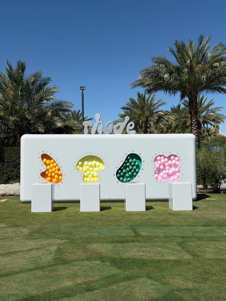 Rhode Porta il Glamour nel Deserto: La Magia di Coachella 2026! 2 Rhode Porta il Glamour nel Deserto: La Magia di Coachella 2026!