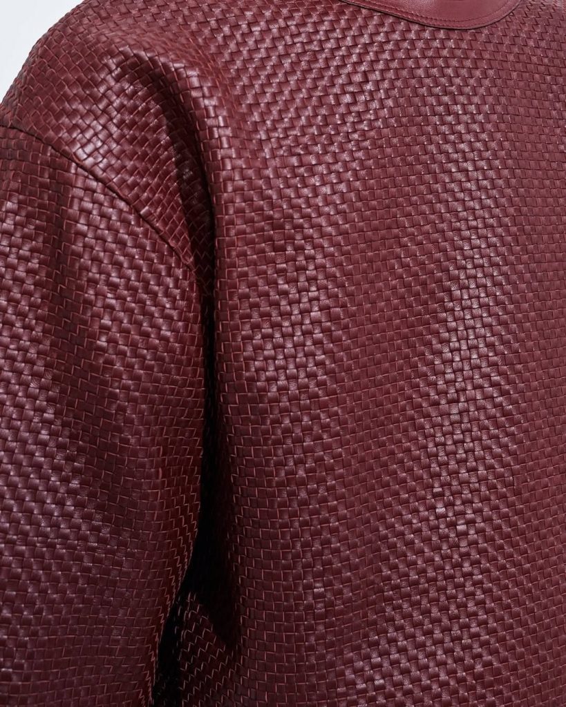 Quando l'Artigianato Ridefinisce il Lusso: La T-Shirt da 10.200 Euro di Bottega Veneta