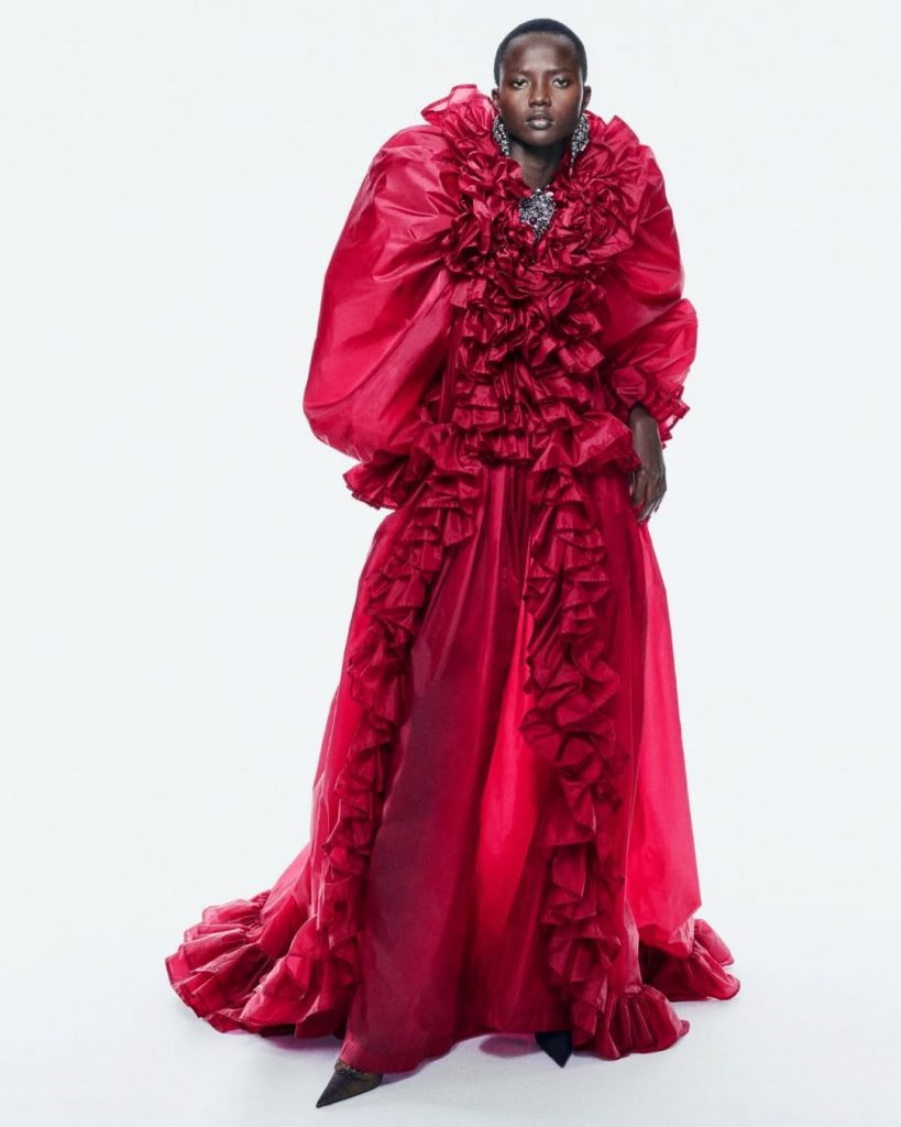YSL trasforma il nylon in alta moda: il vestito da 23.000$